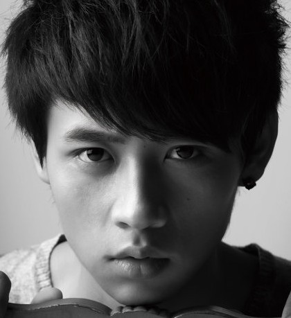 qq男生頭像：黑白的QQ男生頭像：未成年的承諾暫時(shí)的永遠(yuǎn)